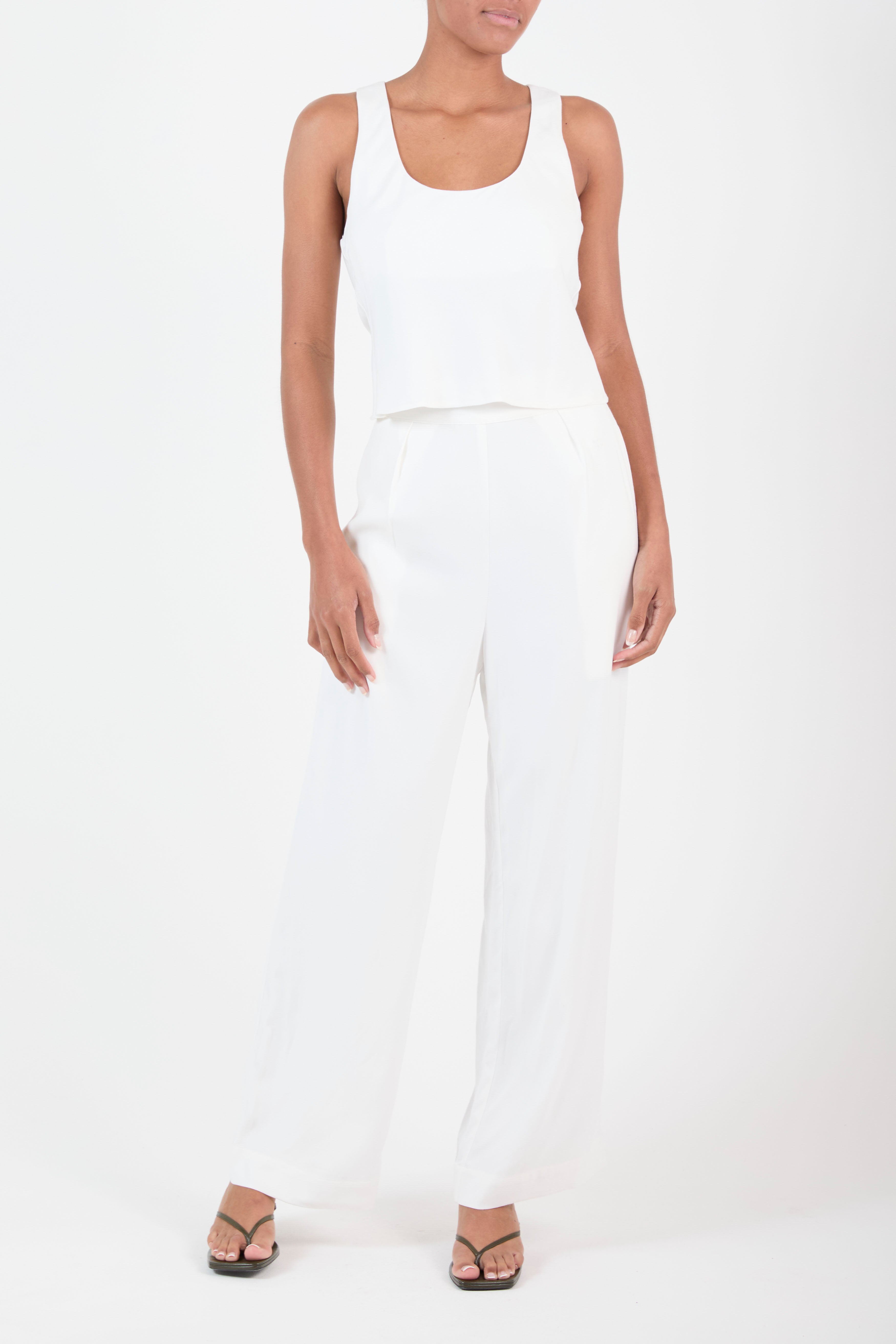 Ecomm Model wearing the Hume Tank Top in Stretch Twill featuring a subtle trapeze shape for an airy, effortless feel.